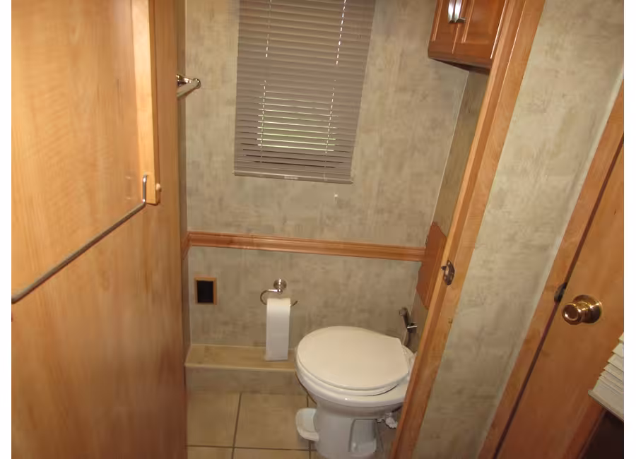 2007 Winnebago Adventurer STANDERED photo 7