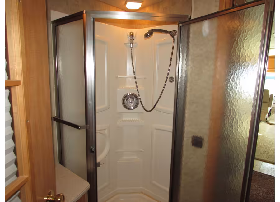 2007 Winnebago Adventurer STANDERED photo 9